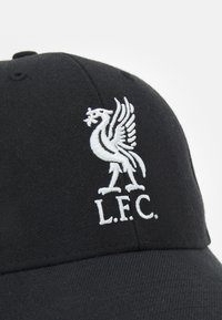 Schwarzfarbige Kappe aus Baumwollstoff mit einem gestickten weißen Liver-Bird-Logo und dem Text "L.F.C." auf der Vorderseite.