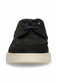 Scarpa in suede nero con punta arrotondata, dotata di lacci blu navy, occhielli argento e suola in gomma bianca. Tomaia strutturata e design piatto.