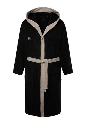 Černý koupací plášť s béžovým okrajem a kapucí, vybavený dvěma předními kapsami, páskem na zavazování a vyšitým písmenem "M" na přední straně. Měkká textura.