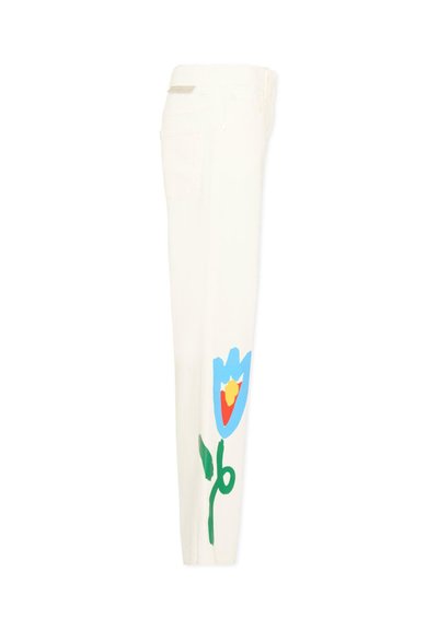 Witte broek van opzij gezien met een grote kleurrijke bloemgrafiek in blauw, rood, geel en groen nabij de enkel.