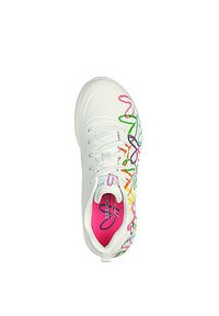 Zapatilla deportiva blanca con patrones coloridos y en espiral. Parte superior de malla, diseño de cordones y plantilla rosa con detalle del logo.