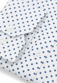 Biała koszula z drobnym niebieskim wzorem w kwiaty, złożona z dodatkowymi guzikami. Wykonana z lekkiego materiału, z klasycznym kołnierzykiem i mankietami.