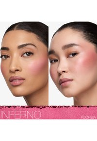 Deux gros plans de visages de femmes à la peau lisse portant un blush rose fuchsia sur les joues, sur fond blanc.
