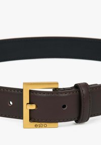 Bruine leren riem met een gladde textuur, voorzien van een gouden rechthoekige gesp en de merknaam "estro" in het leer geperst.
