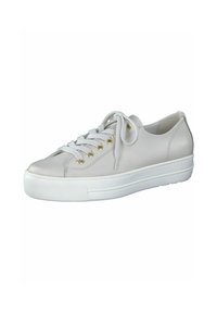 Sneaker en cuir blanc avec un bout arrondi, un laçage à l'avant et des œillets dorés. Dispose d'une semelle en caoutchouc blanc texturé et d'une surface supérieure lisse.