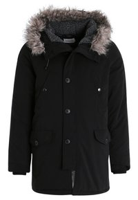 Parka noire avec capuche en fausse fourrure, fermetures à boutons et deux grandes poches avant. Dotée d'une doublure intérieure texturée et d'un cordon de serrage à la capuche.