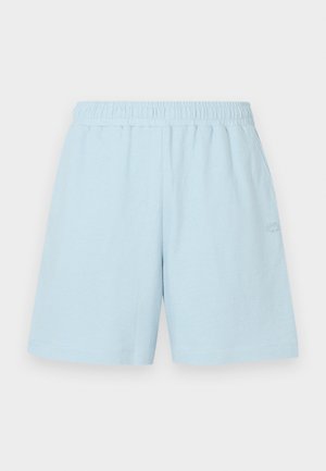 Svjetloplave pamučne kratke hlače s elastičnim pojasom i bočnim džepovima. Sadrže suptilni logo detalj na lijevoj strani. Ležeran dizajn.