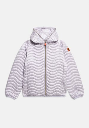 Veste matelassée à capuche de couleur violet clair avec un motif de couture ondulée, fermeture éclair à l'avant, poignets élastiques et une petite pièce orange sur la manche gauche.