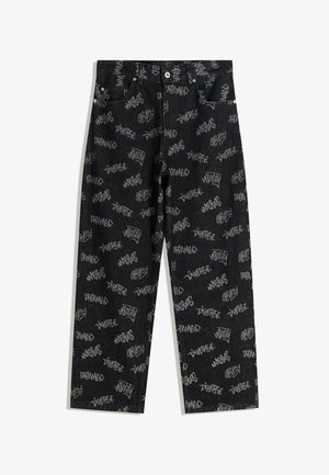 Črne kavbojke iz jeansa z grafitnim vzorcem v sivi barvi, z rahlo ohlapnim krojem, petimi žepi in zapiranjem na gumb.