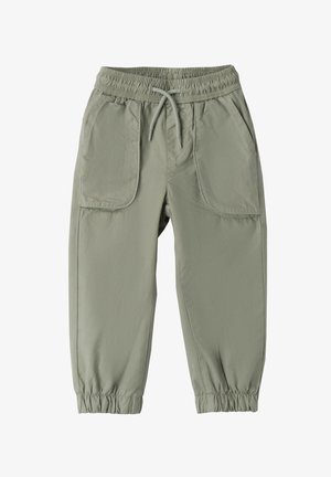 Jasnozielone, lekkie spodnie z materiału z elastycznym paskiem w talii, sznurkiem i dwiema dużymi kieszeniami z przodu. Cuffowane zakończenia nogawek.