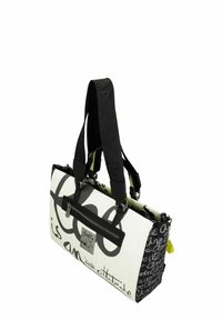 Weiße und schwarze Handtasche mit grafischem Text, ausgestattet mit zwei schwarzen Griffen, Reißverschlusstasche und gemusterten Seitenpaneelen. Strukturierte Oberfläche.