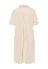 Robe beige à manches courtes avec col, dotée d'une pince au dos, à texture lisse et d'un design arrivant au genou.