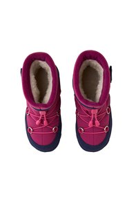 Różowo-granatowe zimowe buty z miękką, polarową wyściółką, gumową podeszwą i regulowanymi sznurowadłami. Wyposażone w metalowe oczka i wyściełany kołnierz.