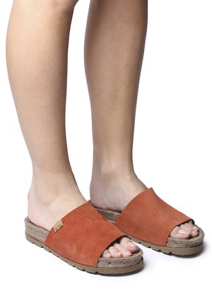 DORA - Mules - brandy