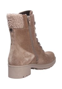 Bottines en suède marron avec un revers en fausse fourrure texturé, fermeture éclair latérale et semelle en caoutchouc robuste, dotées de lacets sur le devant.