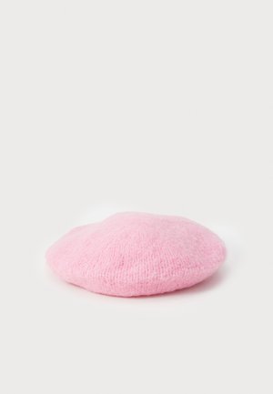 Roosa villane barett, pehme tekstuuriga, ümmargune kuju ja veidi tõstetud keskus. Minimalistlik disain, ilma nähtavate riistade või aktsentideta.