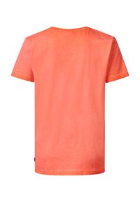 Koralfarbenes T-Shirt mit kurzen Ärmeln und Rundhalsausschnitt, aus weichem Stoff. Glatte Textur und leicht lockere Passform, ohne sichtbare Muster oder Akzente.