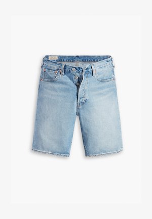 Pantalones cortos de denim azul claro con corte recto, diseño de cinco bolsillos, cierre de doble botón y dobladillo deshilachado. Textura suave y acabado desgastado.