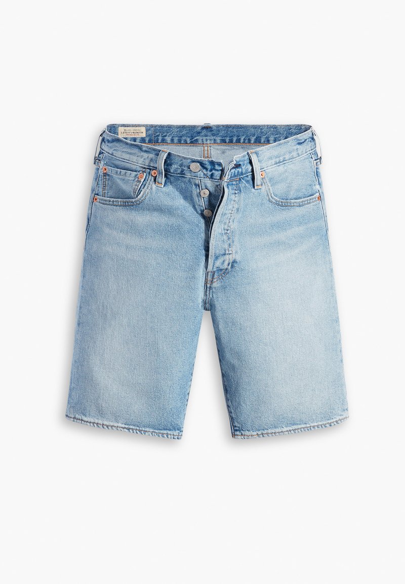 Shorts en denim bleu clair avec une coupe droite, un design à cinq poches, un zip à double bouton et un ourlet effiloché. Texture douce et finition délavée.