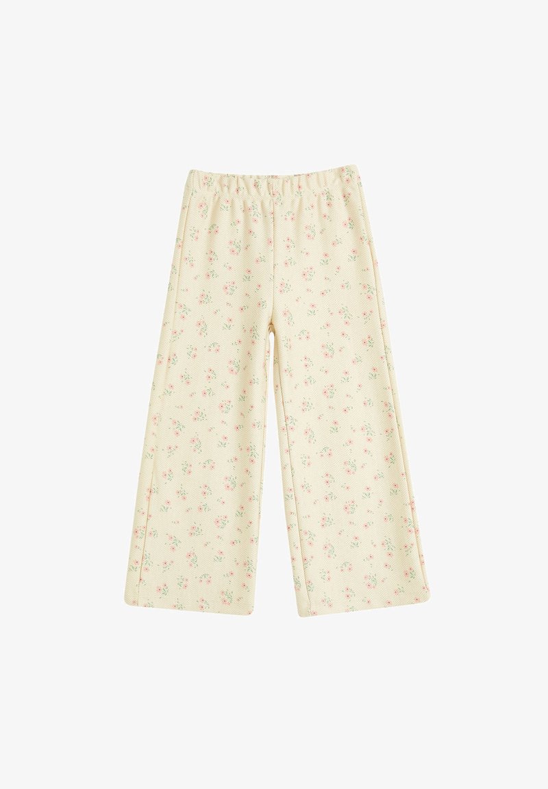 Bloemenprint, wijdvallende broek van zacht, lichtcrème stof met kleine roze bloemen en groene bladeren. Elastische tailleband, textuur oppervlak.