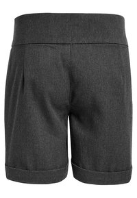 Shorts grigi scuri in tessuto texturizzato, con una vita alta e risvolti. Design sartoriale con pieghe sottili sul retro.