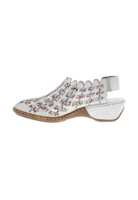 Sandale compensée en cuir blanc avec un design tissé ; bout fermé, talon ouvert, détails festonnés et accents à motifs sur l'empeigne.