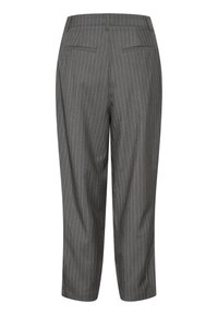 Szare spodnie w paski o dopasowanym kroju, z półwyższym stanem, dwoma tylnymi kieszeniami i delikatnymi niebieskimi prążkami.