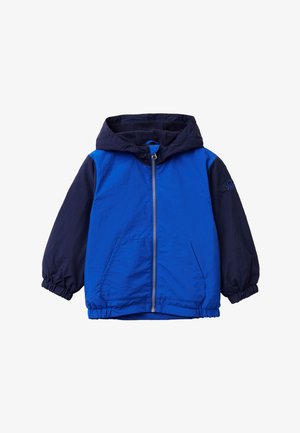 Chaqueta con capucha azul y marino, con cremallera completa, puños elásticos y dos bolsillos frontales. Fabricada en un material ligero y suave con un diseño simple.