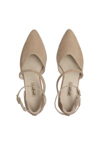 Escarpins en cuir suédé beige avec des bouts pointus et des brides croisées à la cheville. Dotés d'un intérieur lisse et d'une étiquette de marque subtile sur la semelle intérieure.