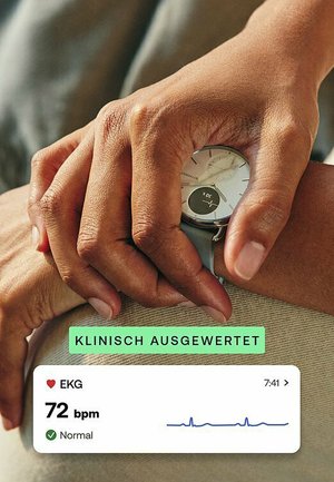 Montre intelligente avec un cadran rond, un boîtier en argent et un bracelet bleu clair, affichant des données d'ECG ; deux mains jointes sur une surface texturée.
