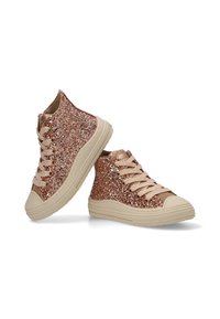 Zapatillas altas de glitter en oro rosa con suelas y cordones beige, que presentan un upper texturizado y un diseño de punta redonda.