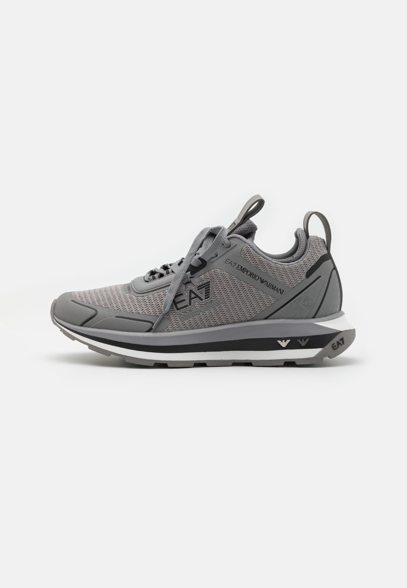 Baskets grises Emporio Armani EA7 avec empeigne en mesh, fermeture à lacets, col rembourré, languettes de traction et semelle brandée, vues du côté extérieur.