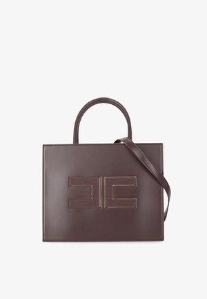 Bolso de mano de piel marrón con un diseño estructurado, que cuenta con un asa superior y una correa para el hombro extraíble. Acentos en tono dorado del logo en la parte frontal.