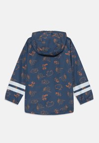 Marineblaue Regenjacke mit einem ganzflächigen Tier- und Blattmuster in Orange. Sie hat eine Kapuze und weiße Streifen an den Ärmeln. Leichtes, wasserabweisendes Material.