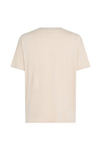 Beige tričko s krátkým rukávem vyrobené z měkké bavlny. Má kulatý výstřih a volný střih. Hladká textura bez viditelných vzorů nebo akcentů.