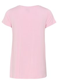 Camiseta de manga corta de color rosa claro con cuello redondo, fabricada en material suave. Presenta un corte holgado y una textura suave. Se muestra la vista posterior.