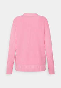 Mjukt rosa stickad tröja med långa ärmar, ribbade muddar, nederkant och texturerat mönster på baksidan och ärmarna.