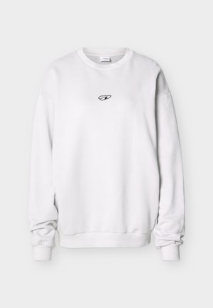 Felpa bianca a maniche lunghe con collo girocollo, polsini e orlo a costine, caratterizzata da un piccolo logo astratto nero al centro del petto.