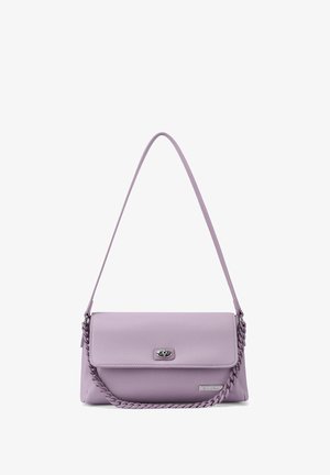 Borsa a tracolla in pelle lilla con design a pieghe, tracolla a catena e accessori in metallo silver. Superficie testurizzata e logo in metallo sul fronte.