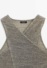 Haut gris sans manches avec un col en V et un tissu en maille texturée. L'étiquette indique "Massimo Dutti, fabriqué en Italie."