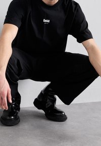 GmbH Jednoduché tričko - black