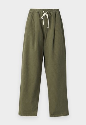 Olijfgroene, wijde broek met een elastische tailleband en witte trekkoord. De stof heeft een subtiele geribbelde textuur.