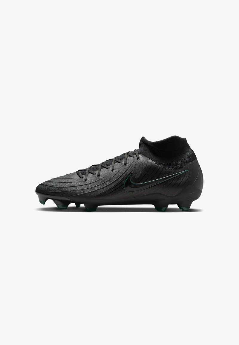 Chuteira de futebol Nike preta com parte superior texturizada, costura proeminente, tornozelo baixo e detalhes verdes na sola e no logótipo da marca. Sola com cinco cravos.