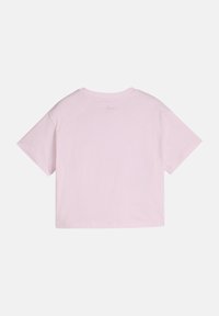 Camiseta recortada de algodón en color rosa claro, con mangas cortas, cuello redondo y un sutil detalle de marca en la parte trasera, cerca del escote.