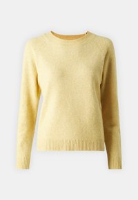 Mjuk gul crewneck-tröja med långa raglanärmar och ribbade muddar och fåll mot en enkel ljus bakgrund.