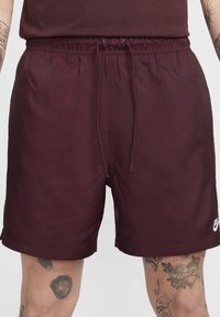 Nike Sportswear CLUB FLOW - Shorts - burgundy crush white