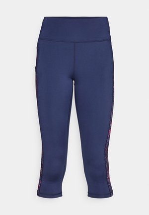 Leggings capri azul-marinho em tecido elástico, com bolsos laterais e detalhes florais texturizados nas laterais. Design da cintura suave.