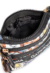 Bolsa con patrón floral multicolor, forrada en tela negra, cierres de doble cremallera y acentos texturizados, que cuenta con un interior espacioso.