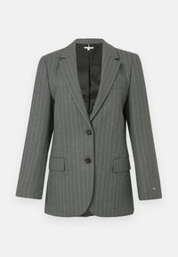 Blazer gris a rayas con solapa muesca, cierre de dos botones y dos bolsillos delanteros. Interior forrado y hombros ligeramente acolchados para mayor estructura.