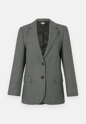 Blazer gris à rayures avec un col cranté, fermeture à deux boutons et deux poches avant. Intérieur doublé et épaules légèrement rembourrées pour plus de structure.